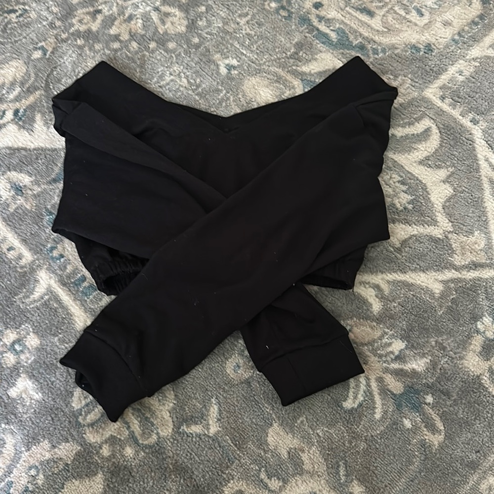 cropped black sweatshirt
